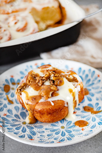 cinnamon rolls with cream