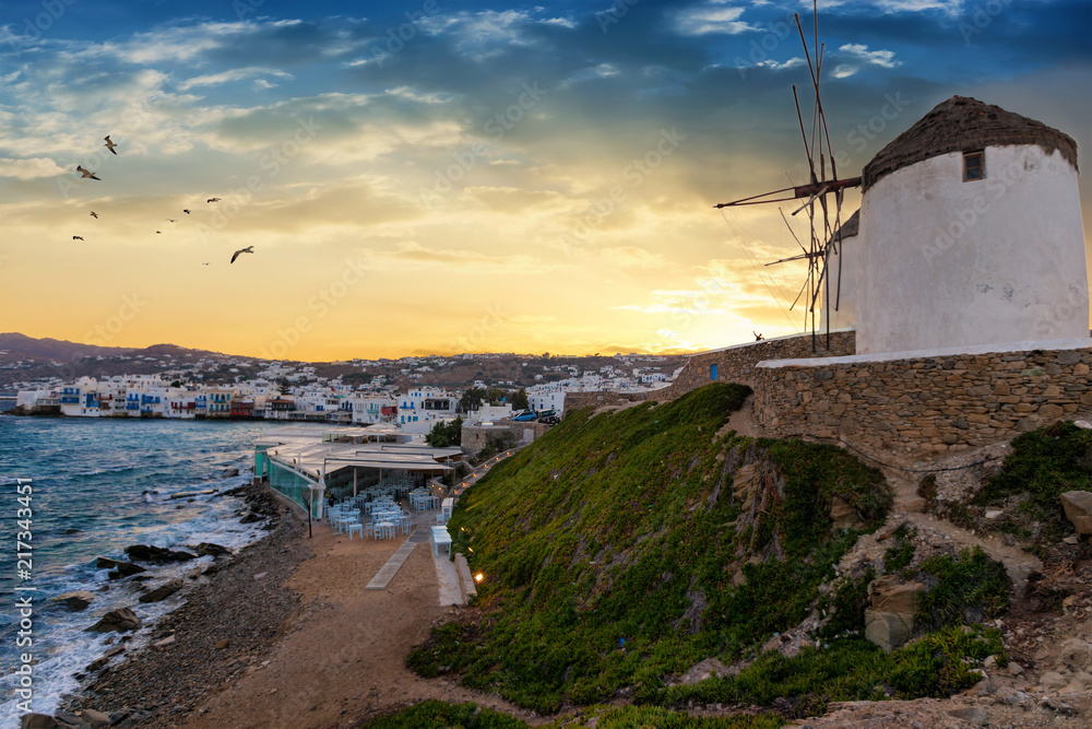 Blick auf die Windmühlen und die Stadt von Mykonos bei Sonnenaufgang, ohne Menschen, Kykladen, Griechenland 