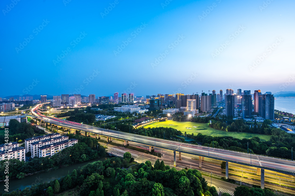 Fototapeta premium traffic road with city skyline