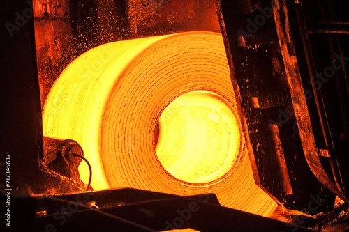 Billede på lærred Roll of hot metal on the conveyor belt