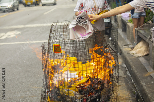 Chinese traditional religious practices, Zhongyuan Purdue, Chinese Ghost Festival, believers burned paper money © wu shoung