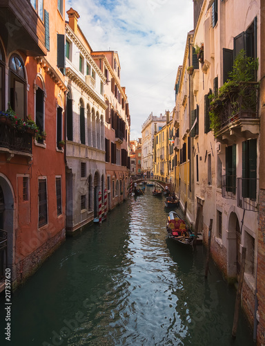 Fototapeta Typowa ulica i kanał Wenecji, z tradycyjnymi gondolami i starymi domami