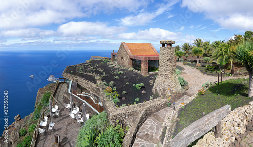 Aussichtspunkt Mirador de la Pena mit Blick auf die Felsen Roques de Salmor auf der Insel El Hierro  photo