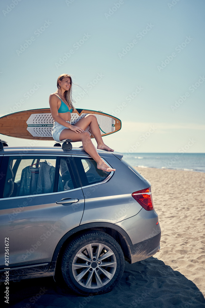 Sexy girl waiting for the high waves on beach - Sporty people with surf boards on the beach - Extreme sport and vacation concept.