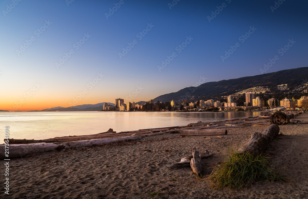 Fototapeta premium Sunset at Ambleside Park in West Vancouver.