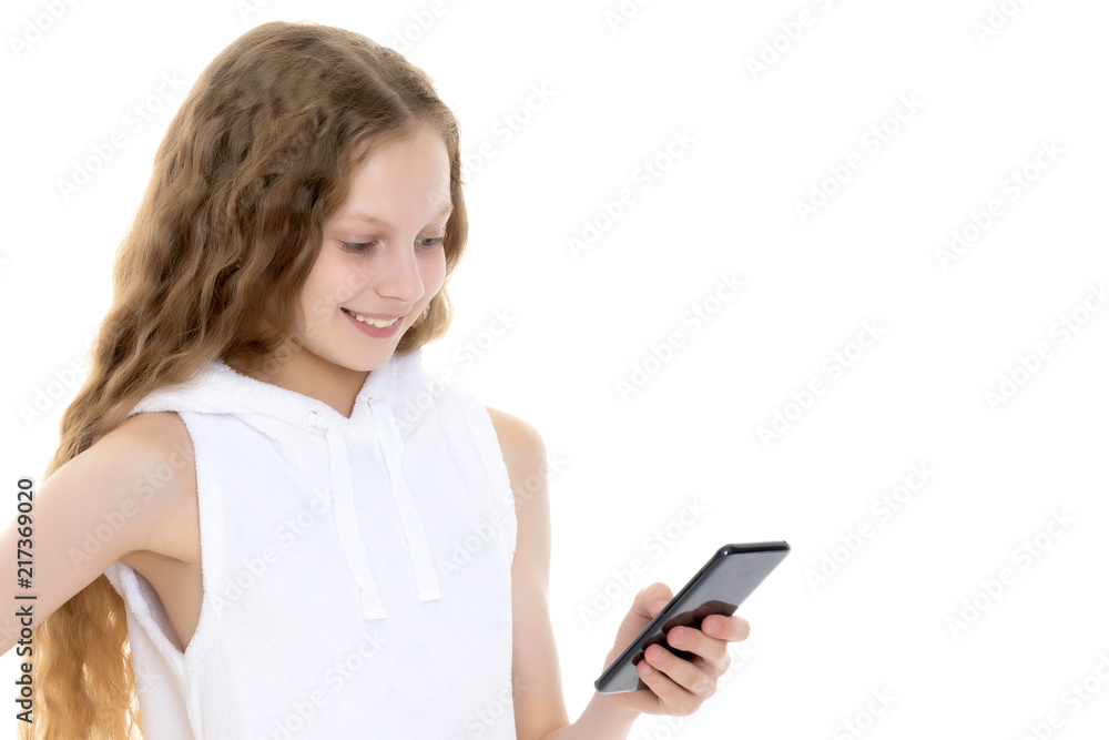 The girl is using a cell phone. The girl is using a cell phone.
