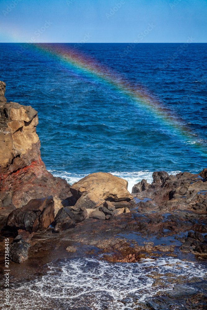 Naklejka premium rainbow at coastline