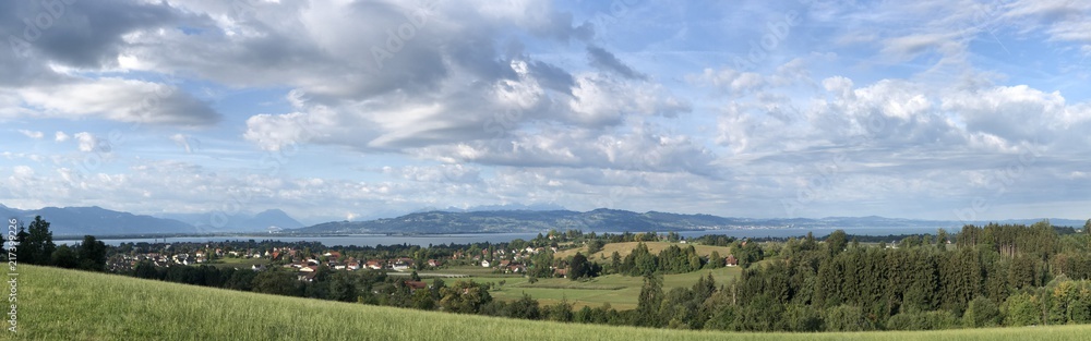 Blick über Lindau im Bodensee und Schweizer Berge