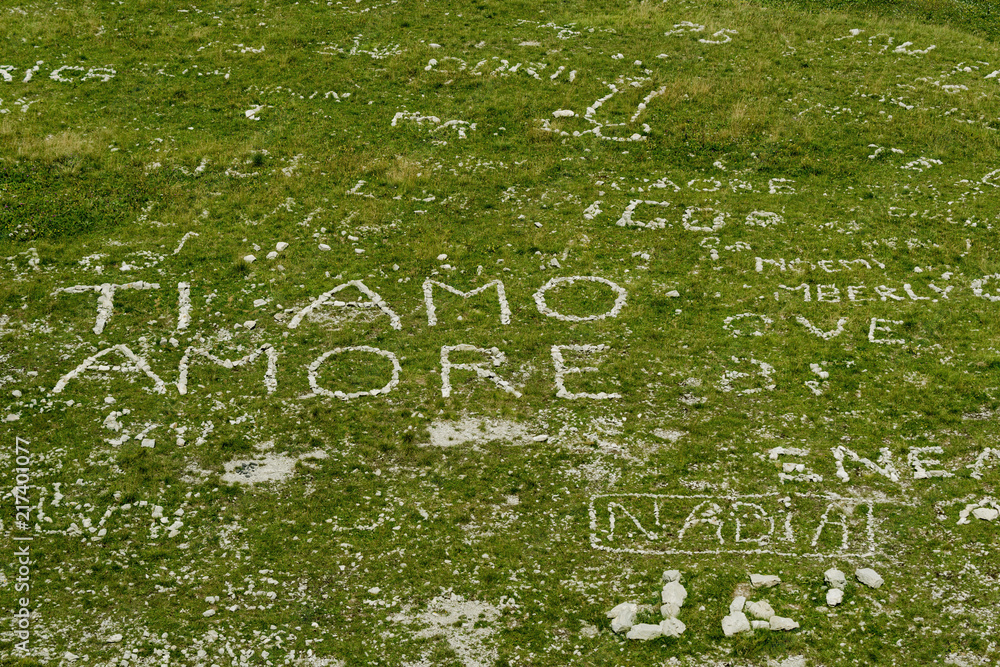 Ti amo, scritto con i sassi, in tutte le lingue del mondo Stock Photo