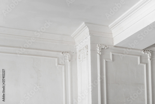 unfinished plaster molding on the ceiling and columns. decorative gypsum finish. plasterboard and painting works