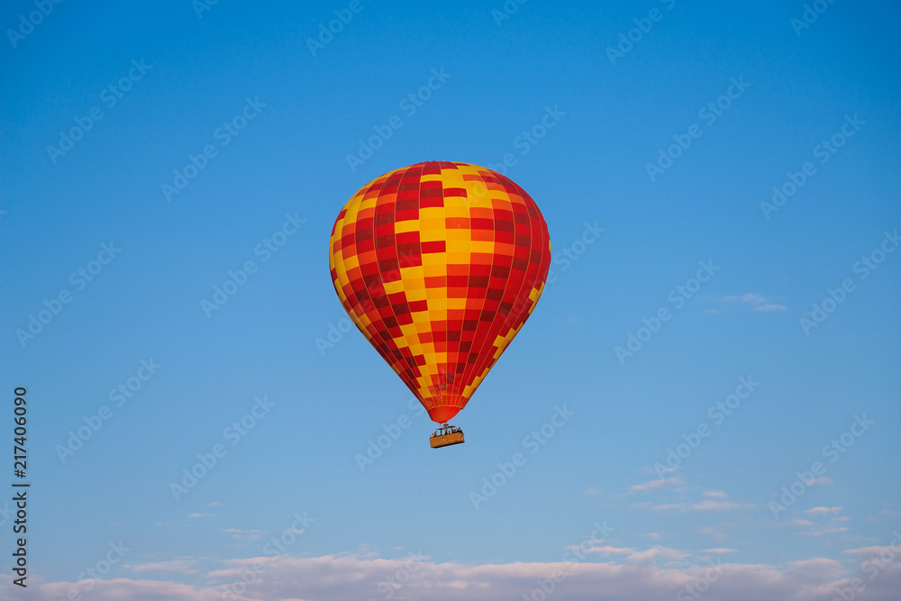 Obraz premium colorful hot air balloon in blue sky