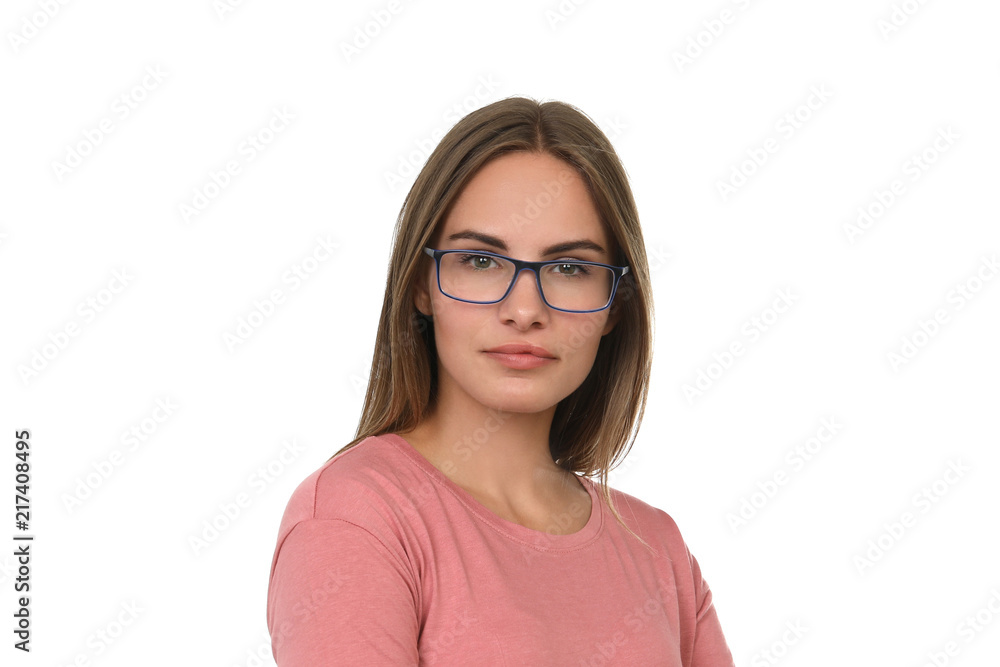 Hübsche Frau mit Brille und Lippenspalte vor weißem Hintergrund