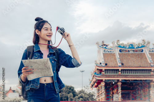 Fotografie tourist girl's hold a map and looking at view Travel location Cultural and smili
