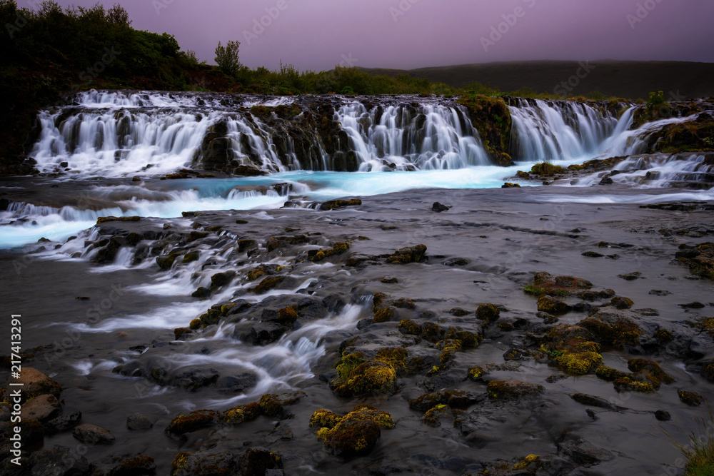 Fototapeta Wodospad Bruarfoss. Niebieski wodospad na Islandii.