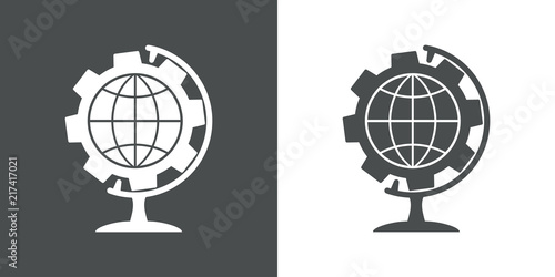 Icono plano engranaje con mundo con peana en gris y blanco