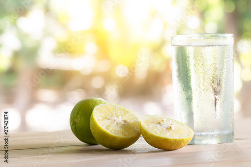 Fotografia Fresh soda lemon in a Glass with Lemon Slices. Soda lemon juice.