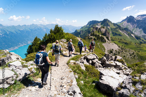 Wandergruppe im Berner Oberland, Gebirgskamm mit Aussicht auf den Brienzersee, Schynige Platte, Schweiz photo