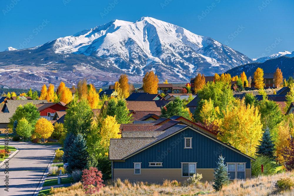 Fototapeta premium Residential neighborhood in Colorado at autumn