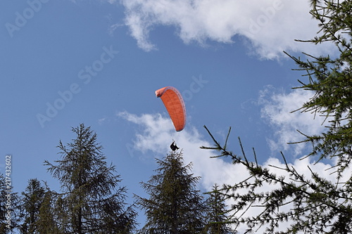 Anblick eines Paragleiters photo