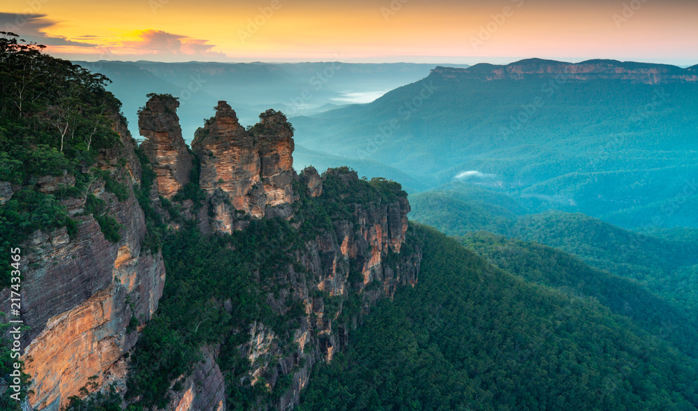 Fototapeta premium Dawn at the Three Sisters in the Blue Mountains Australia