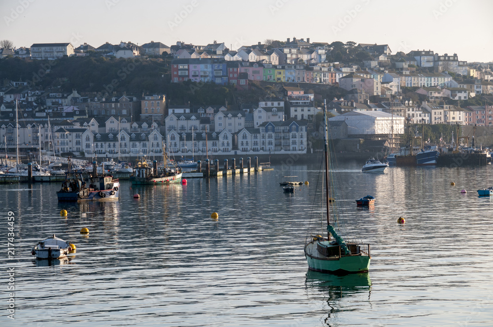 Obraz premium Boats in Brixham harbour on a winters afternoon