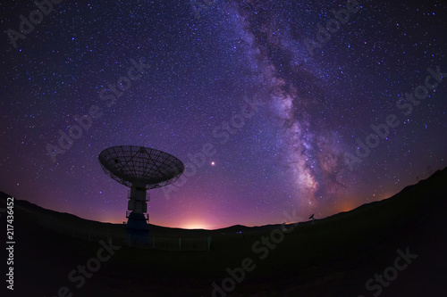 Foto Radio telescopes and the Milky Way