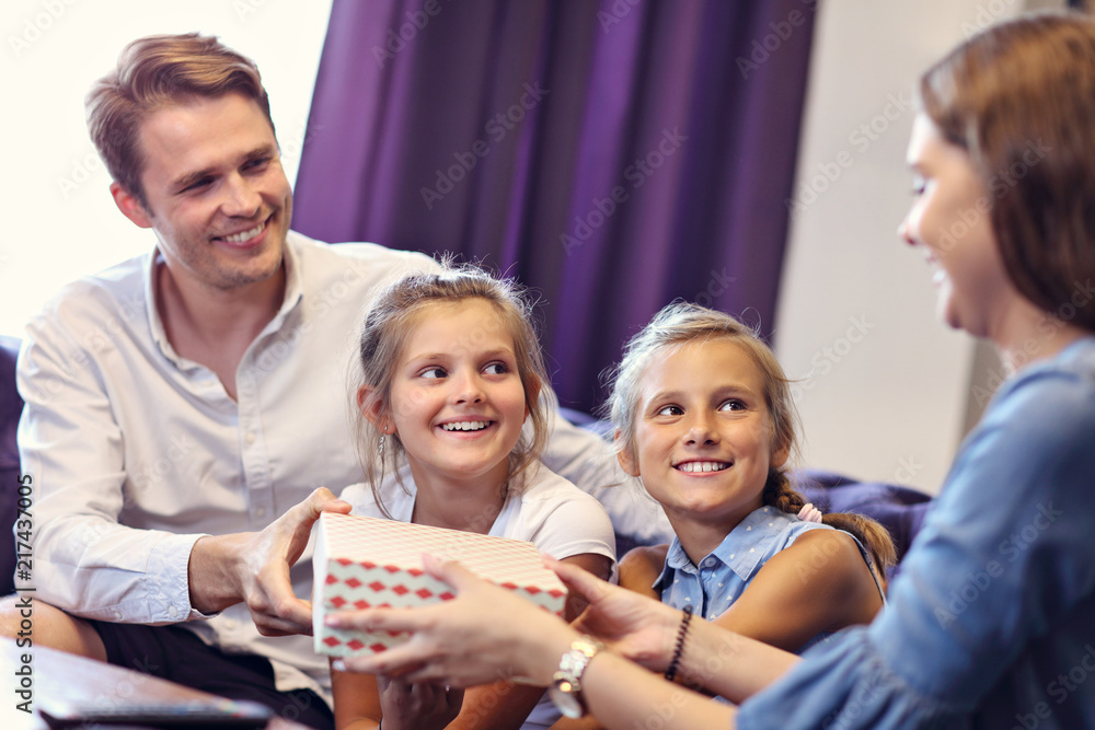 Obraz premium Happy family relaxing in hotel room