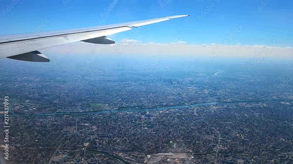 Fototapeta premium Flugzeug über Paris