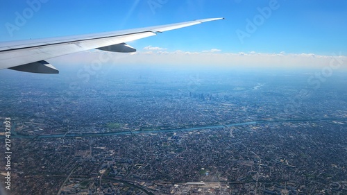 Flugzeug über Paris