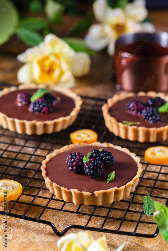 Mini Tarts with chocolate and blackberry Mini Tarts with chocolate and blackberry