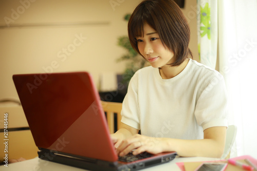 パソコンを使う女性 © yamasan