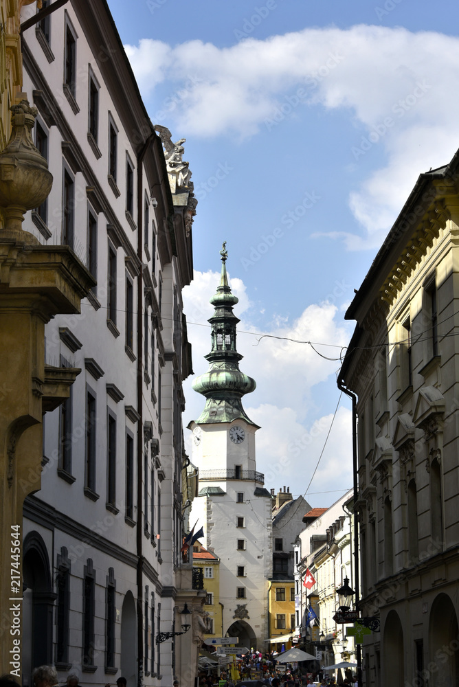 Rue de Bratislava et la tour Saint-Michel en arrière plan