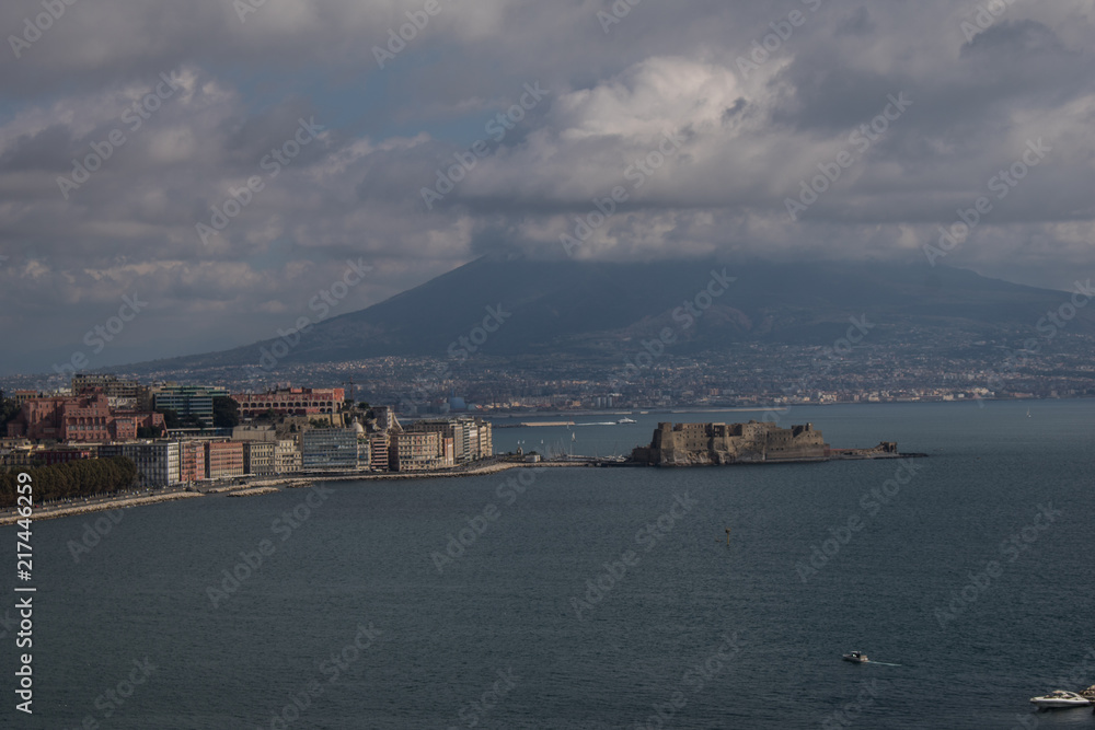 Napoli con sfondo Vesuvio