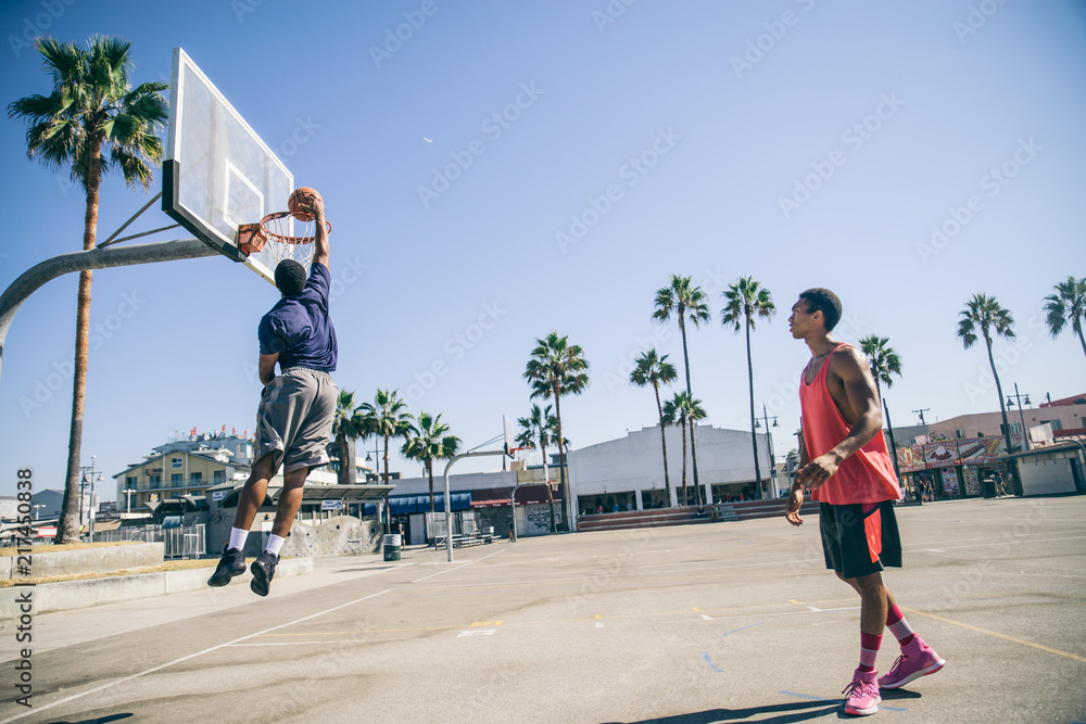 Obraz premium Friends playing basketball