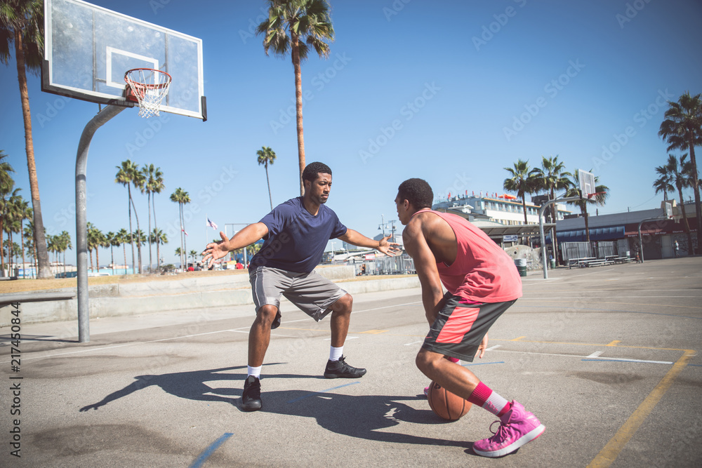 Obraz premium Friends playing basketball