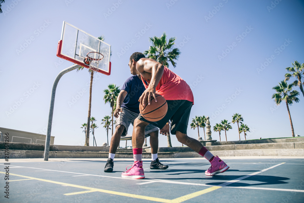 Obraz premium Friends playing basketball