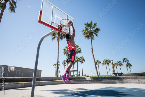 Foto Baketball player making a dunk