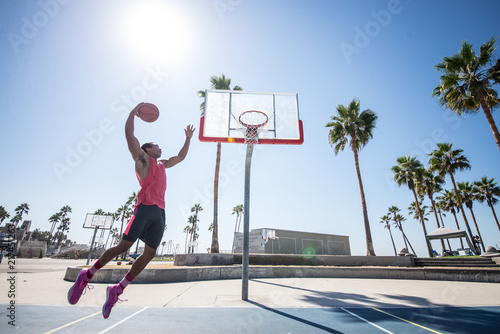 Obraz na plátně Baketball player making a dunk