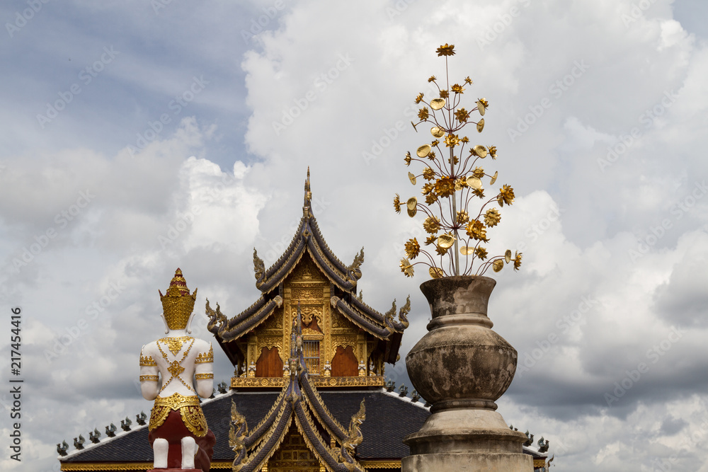 Obraz premium Buddhist background with amazing cloudy sky, buddhist statue, traditional temple and golden flower at Wat Bandensali temple in Thailand
