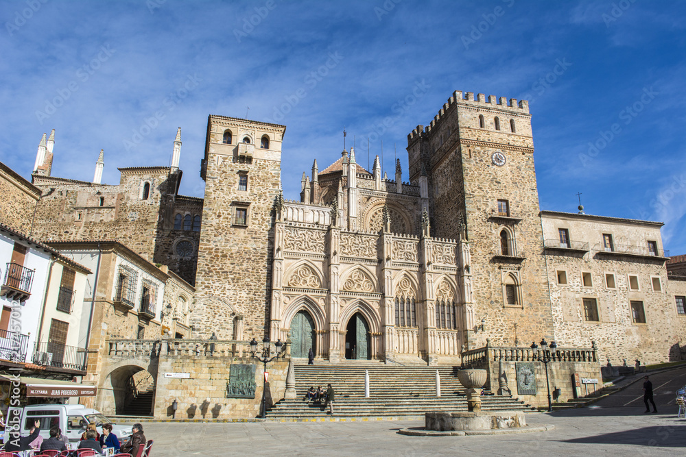 Fachada gótica del Real Monasterio de Santa María de Guadalupe, provincia de Cáceres, Extremadura, España
