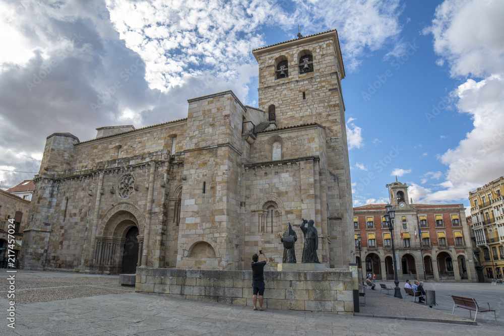 Fachada de la iglesia de San Juan Bautista en la Plaza Mayor de  Zamora , España 