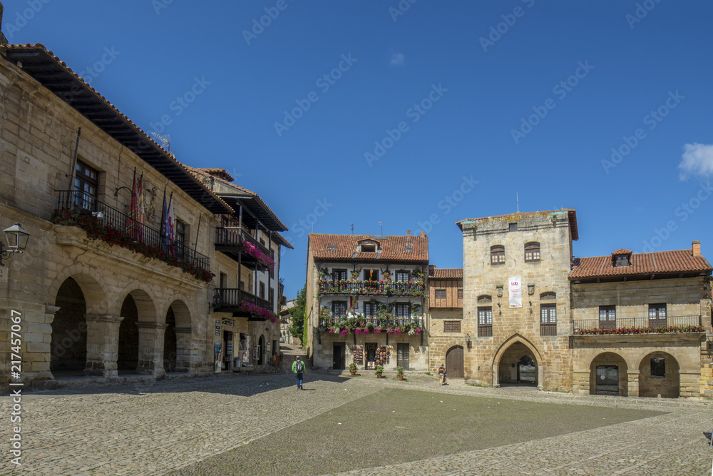plaza con las casas típicas de la villa de Santillana del Mar, en la provincia de Cantabria España