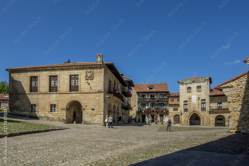 plaza con las casas típicas de la villa de Santillana del Mar, en la provincia de Cantabria España
