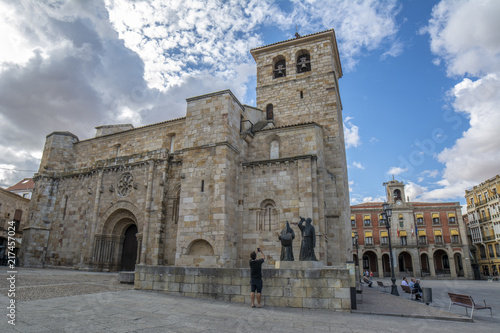 Fachada de la iglesia de San Juan Bautista en la Plaza Mayor de Zamora , España 