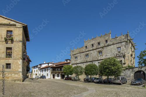 casas t  picas de la villa de Santillana del Mar  en la provincia de Cantabria Espa  a