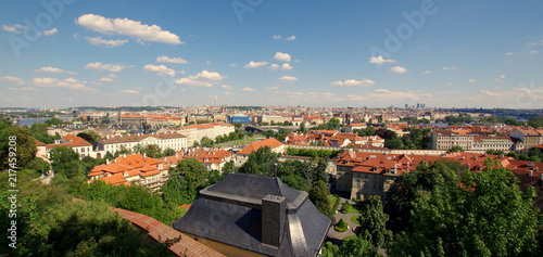 Krajobraz Pragi, stolicy Czech w piękny pogodny letni dzień