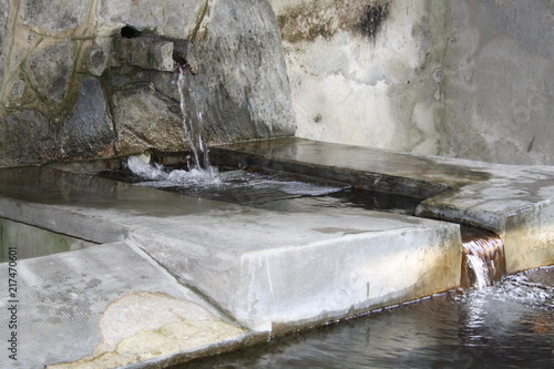 italy, lecco, valsassina - lavatoio di montagna. fonte d'acqua