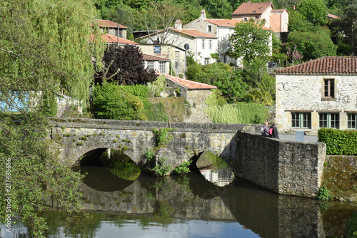 Pont roman sur la rivière Mère à Vouvant, Vendée, Pays de la Loire.