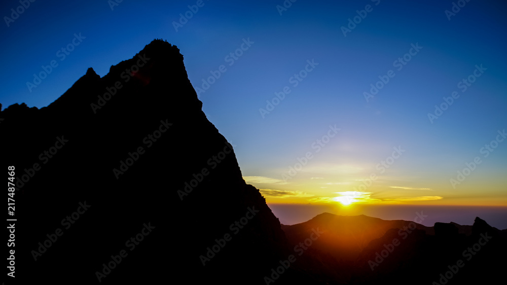 槍ヶ岳から見る朝日、登山、北アルプス、絶景、日本