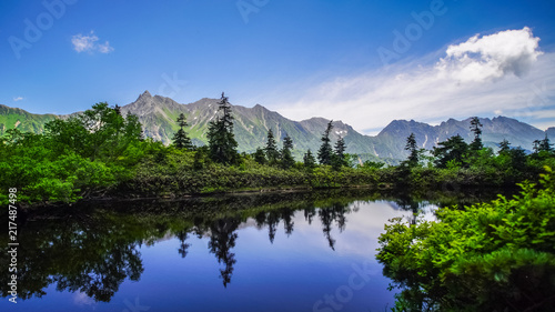 槍ヶ岳、鏡平山荘近くにある鏡池にて逆さ槍、登山、北アルプス、絶景、日本